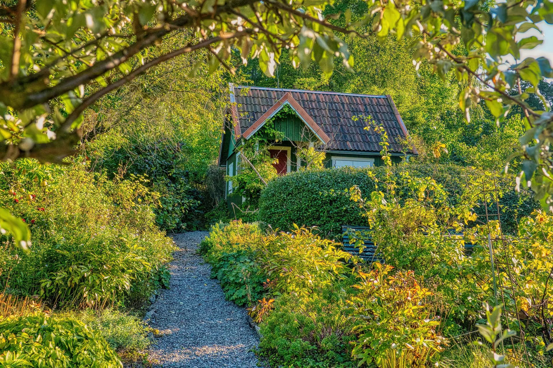 BookNoFees exempelbild: Litet pensionat bakom en blommande trädgård