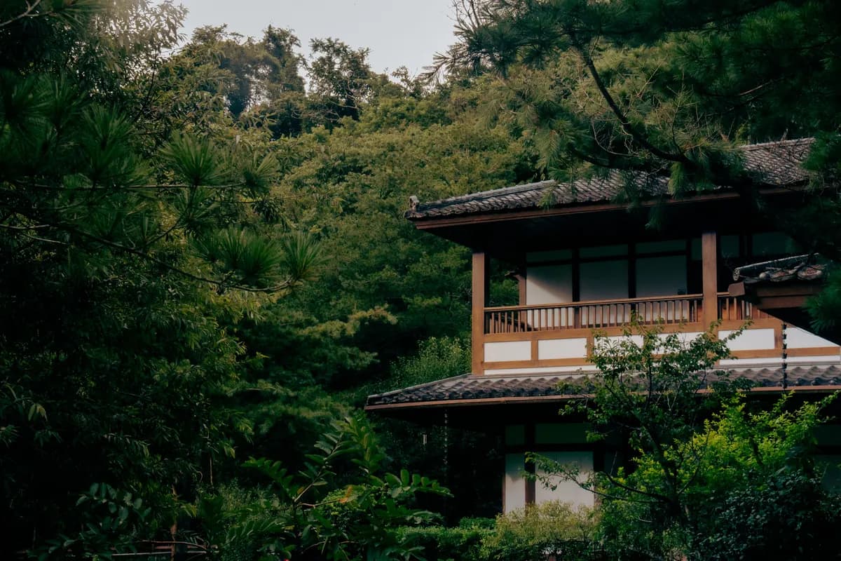 BookNoFees exempelbild: Traditionell träbyggnad bland träden i Taiwan