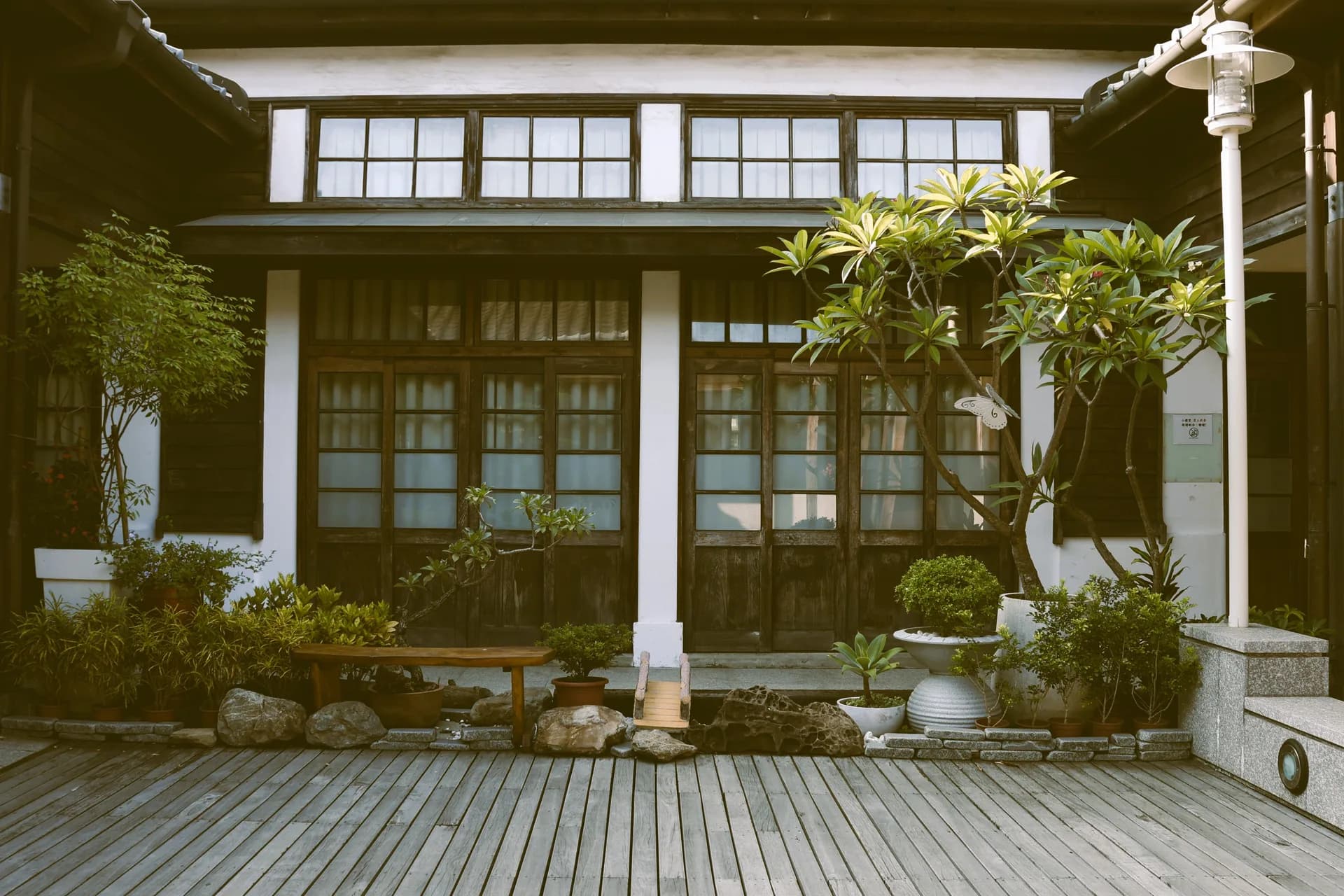 BookNoFees exempelbild: Traditionellt trähus med trädgård i Taiwan