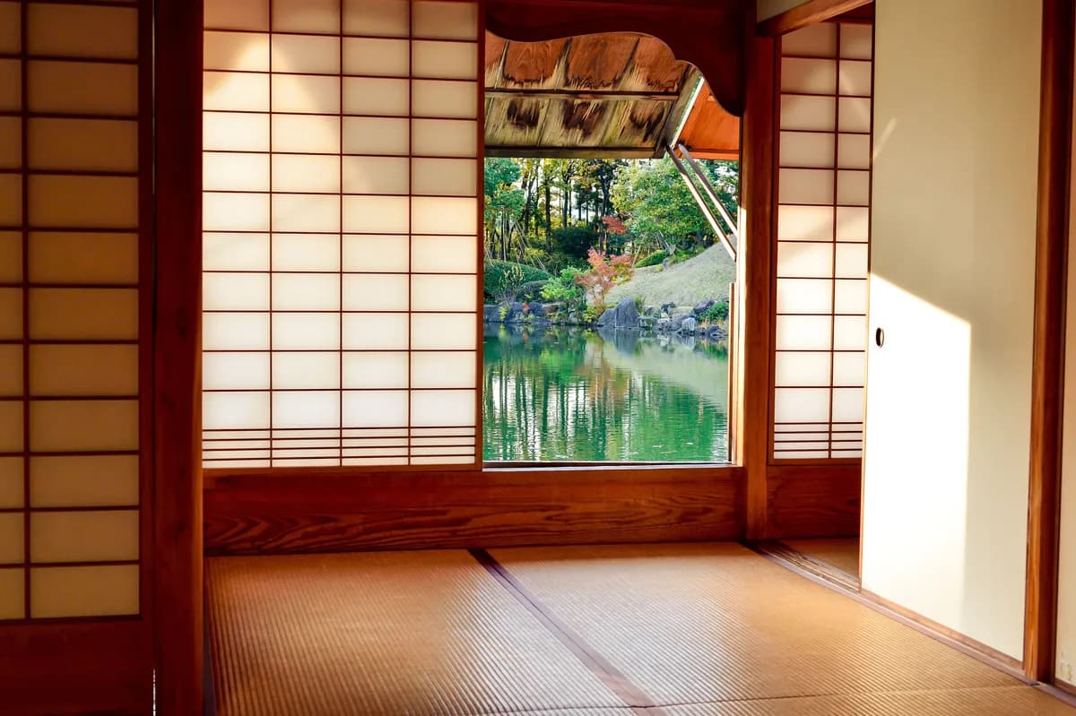 BookNoFees-esimerkkikuva: Japanilainen huone liukuseinillä ja näkymä puutarhalammelle