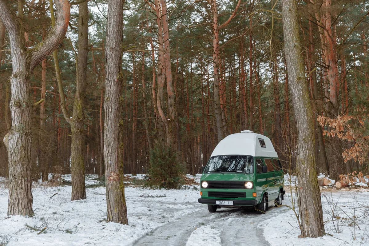 BookNoFees exempelbild: Grön campingbuss med högt tak i en snötäckt skog