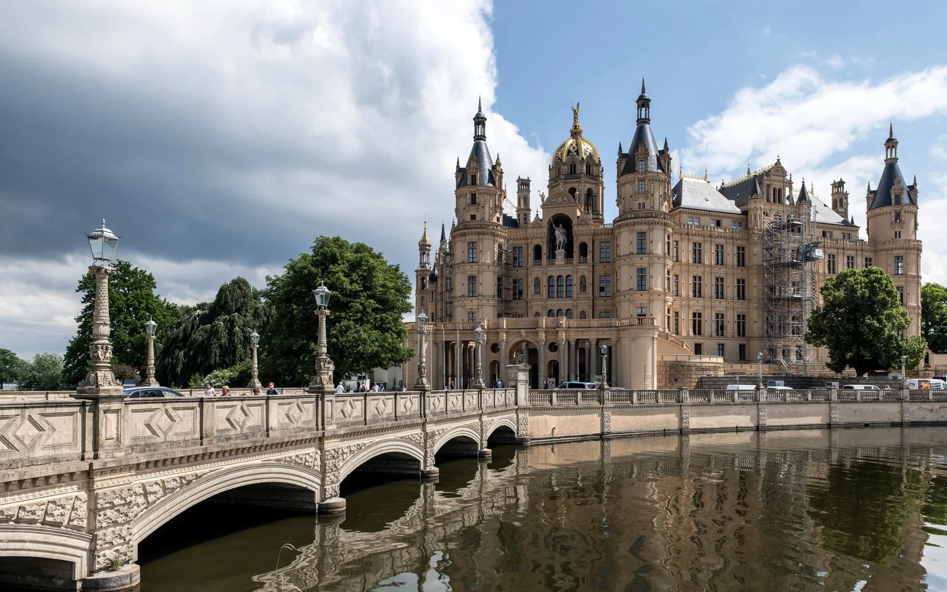 BookNoFees exempelbild: Schwerins slott med torn och bro över vattnet