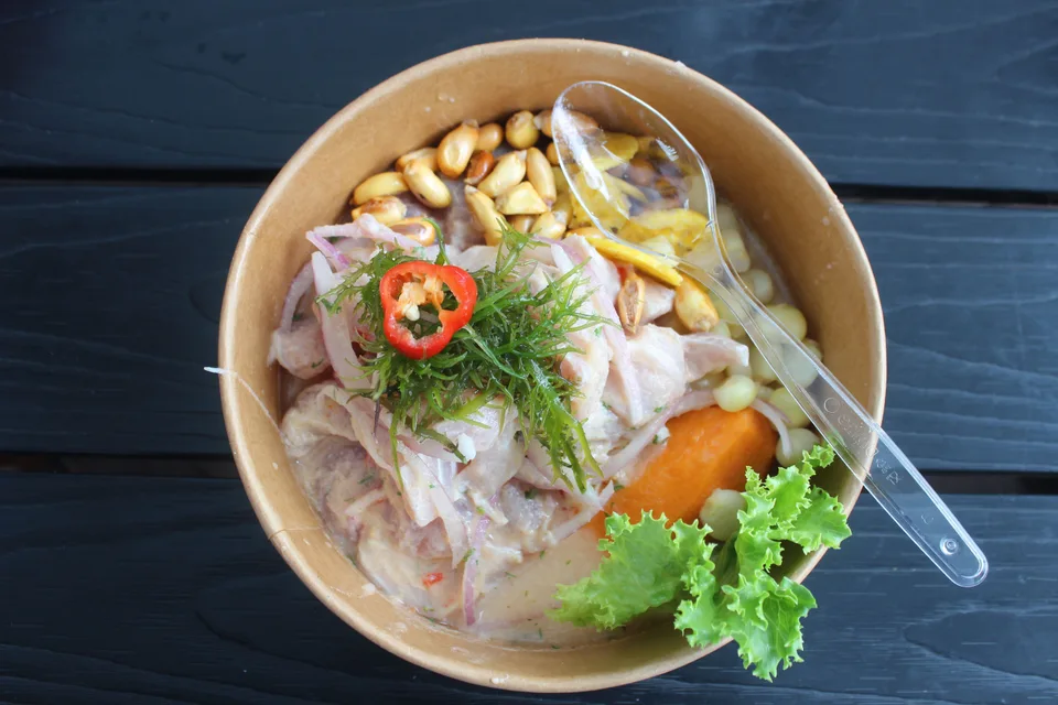 BookNoFees: Esimerkkikuva: Kalan ceviche sipulilla ja maissilla