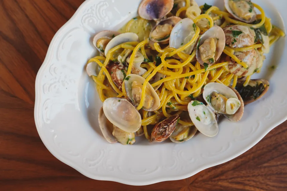BookNoFees: Esimerkkikuva: Spagettia simpukoilla valkoisella lautasella
