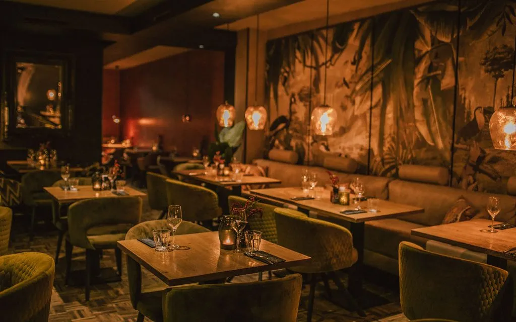 BookNoFees: Ravintola – Black and Blue – Amsterdam – Musta ja sininen, kuva 1