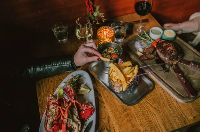 BookNoFees: Ravintola – Black and Blue – Amsterdam – Musta ja sininen, kuva 2