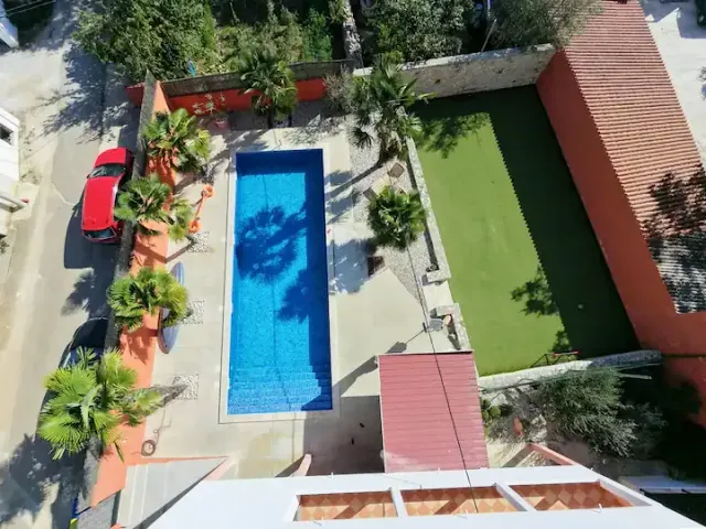 BookNoFees: Täydellistä lomaa 130 m²:n tiloissa, 57 m²:n uima-allas ja oma puutarha – Čabrunići