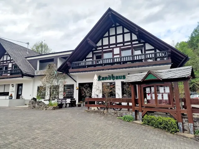BookNoFees: Ravintola – Landhaus im Grund – Lennestadt – Maalaistalo Grundissa, kuva 2