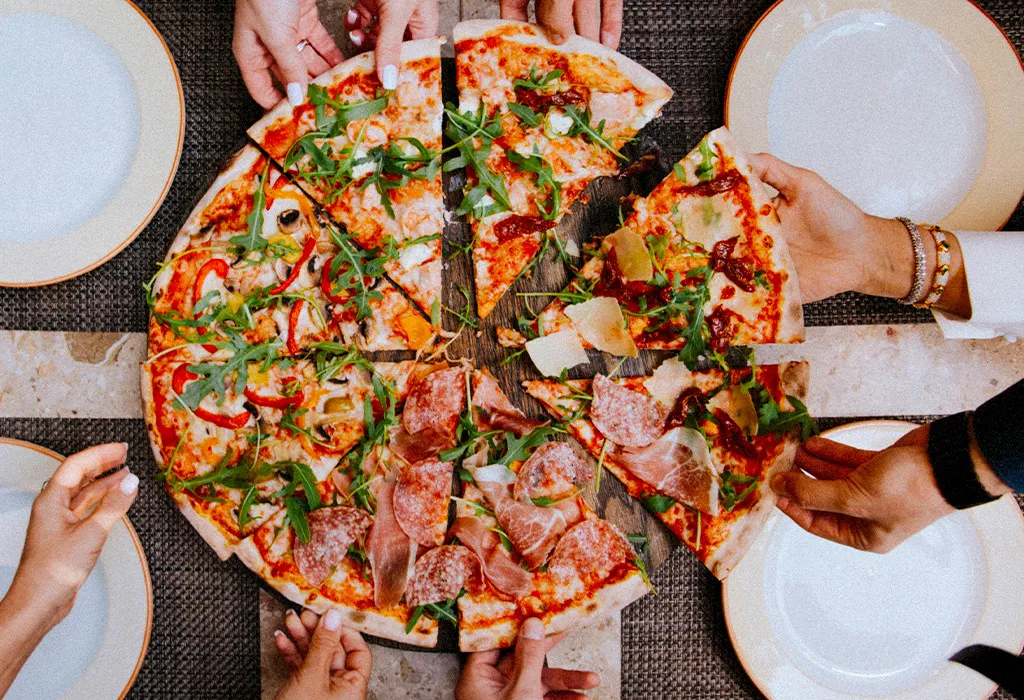 BookNoFees: Välipalabaari – Almond Pizza – Bucharest – Mantelipizza, kuva 1