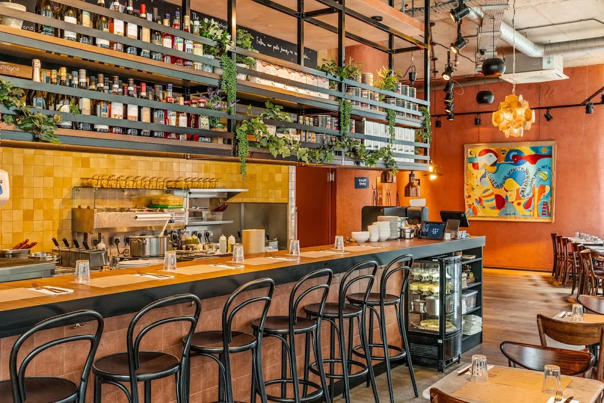 BookNoFees: Ravintola – Emilia's – London – Emilian, kuva 1
