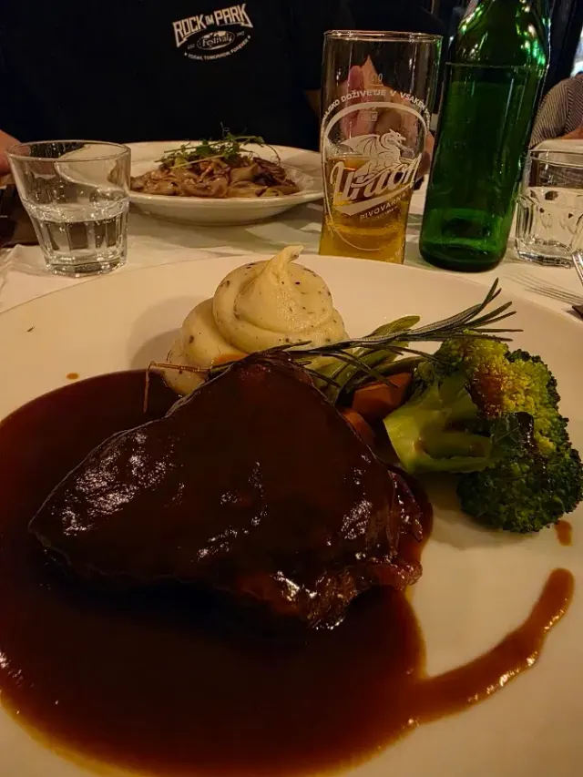 BookNoFees: Ravintola – Julija – Ljubljana – heinäkuussa, kuva 2