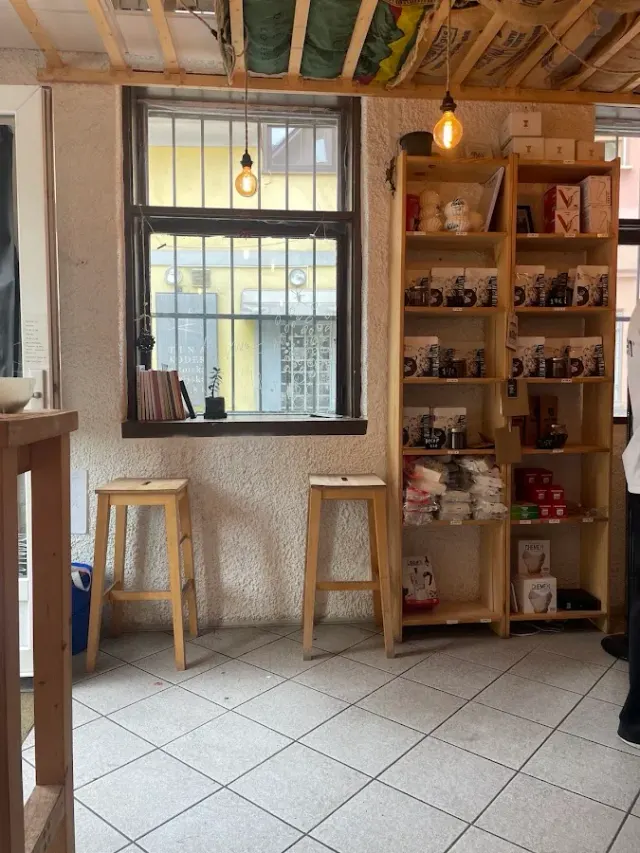 BookNoFees: Kahvila – Mala Pražarna – Ljubljana – Mala Pražarna, kuva 2