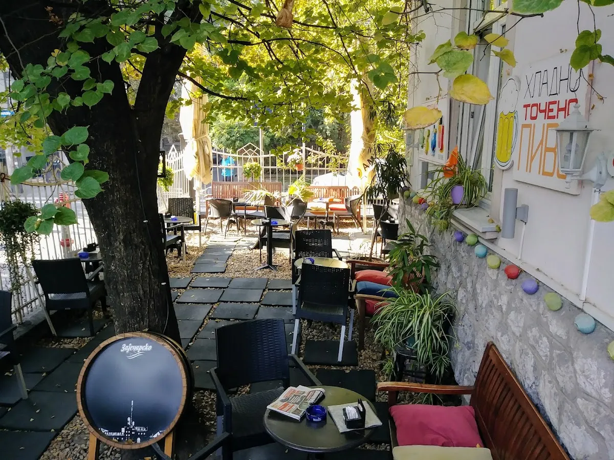 BookNoFees: Kahvila – Caffe Galerija Priča – Belgrade – Caffe Galerija Priča, kuva 1