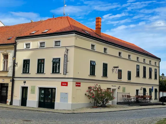 BookNoFees: Zvon-asuntokompleksi – Znojmo