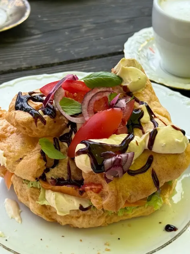 BookNoFees: Ravintola – Café Zeit am Wasserrad – Schmallenberg – Café Zeit vesipyörän luona, kuva 2