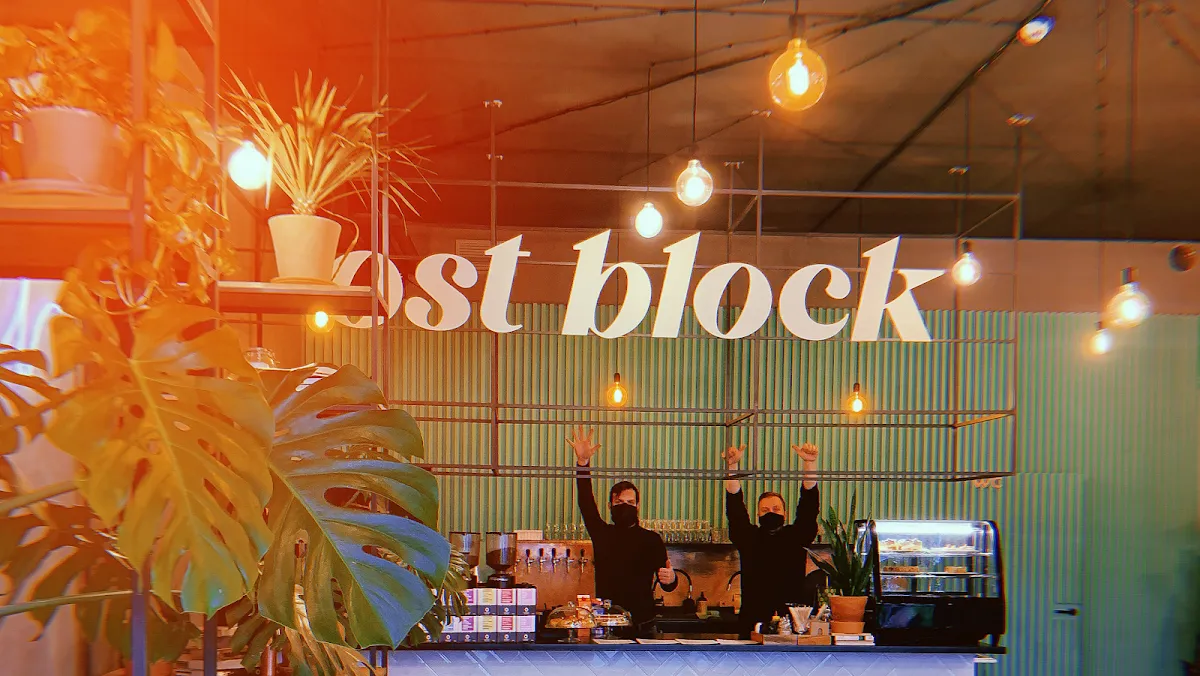 BookNoFees: Kahvila – ost block – Bratislava – Itä-Eurooppa, kuva 1