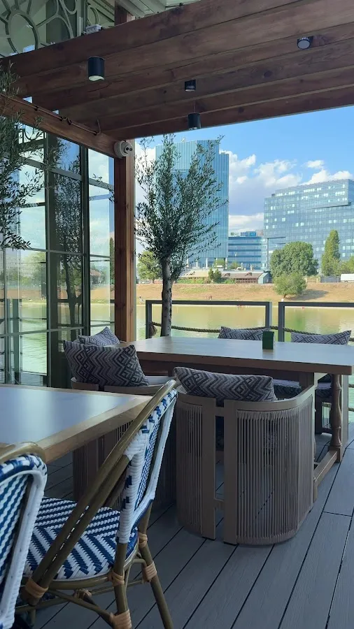 BookNoFees: Ravintola – SiSi – Bratislava – SiSi, kuva 3