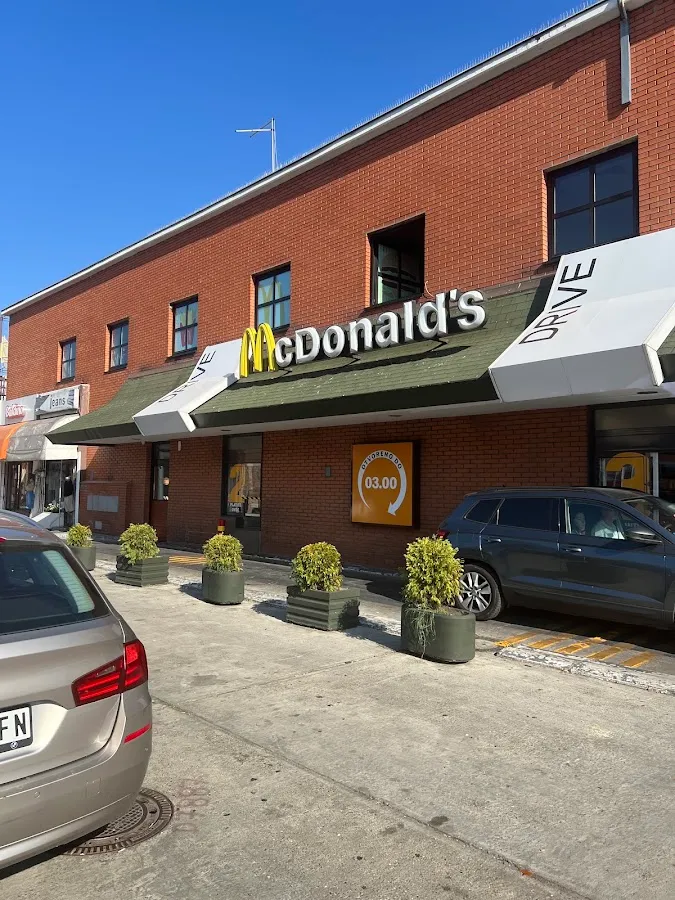BookNoFees: Välipalabaari – McDonald's – Belgrade – McDonald's, kuva 1