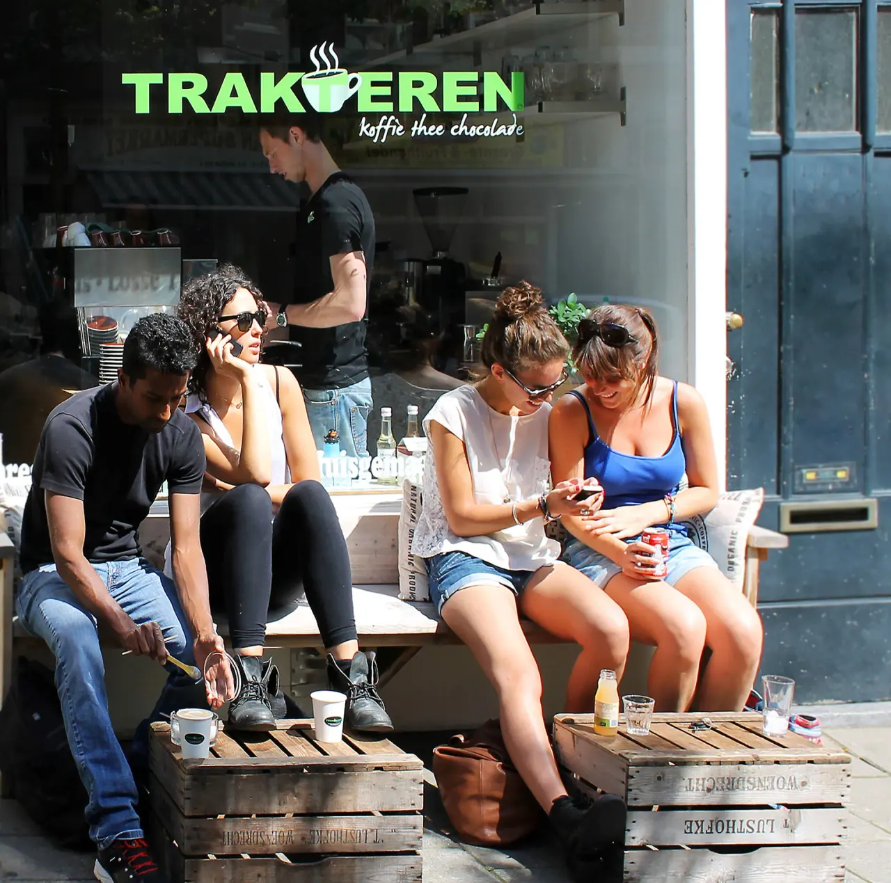 BookNoFees: Kahvila – Trakteren – Amsterdam – Tarjoileminen, kuva 1