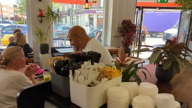 BookNoFees: Kahvila – CaféGenic – London – CaféGenic, kuva 3