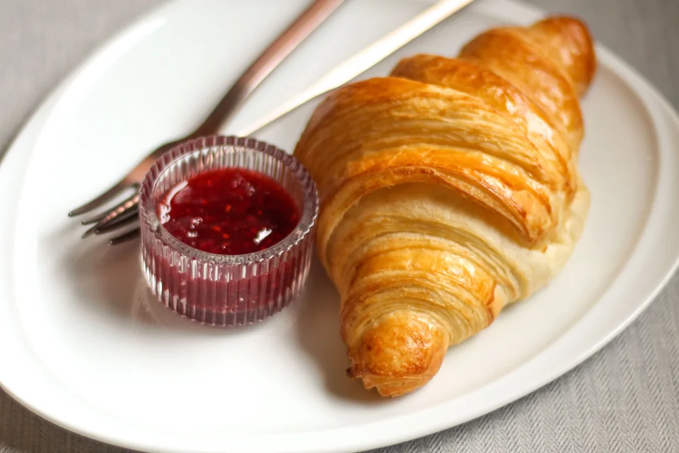 BookNoFees: Exempelbild: Croissant serverad med sylt