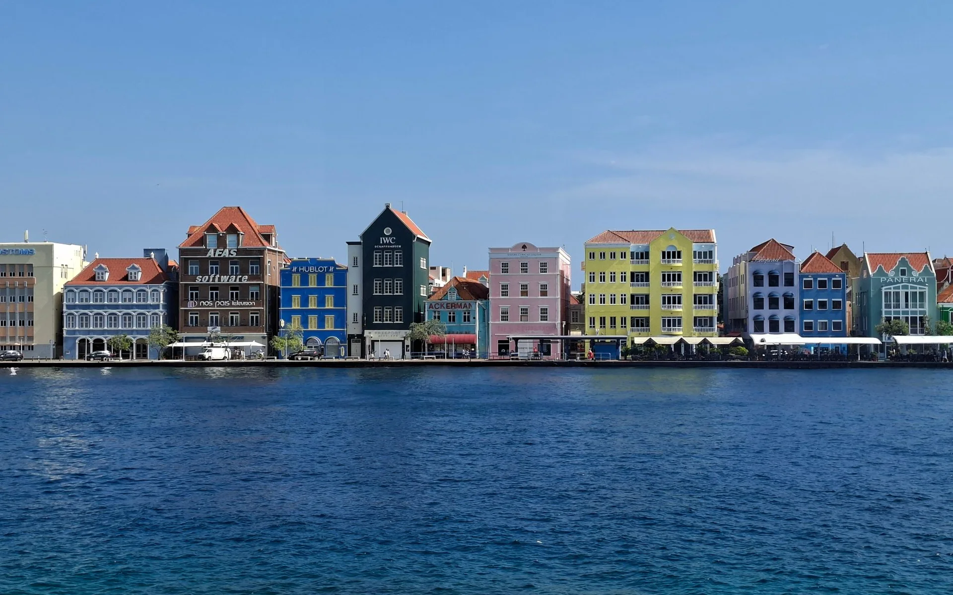 Färgglada hus vid vattnet i Willemstad, Curaçao