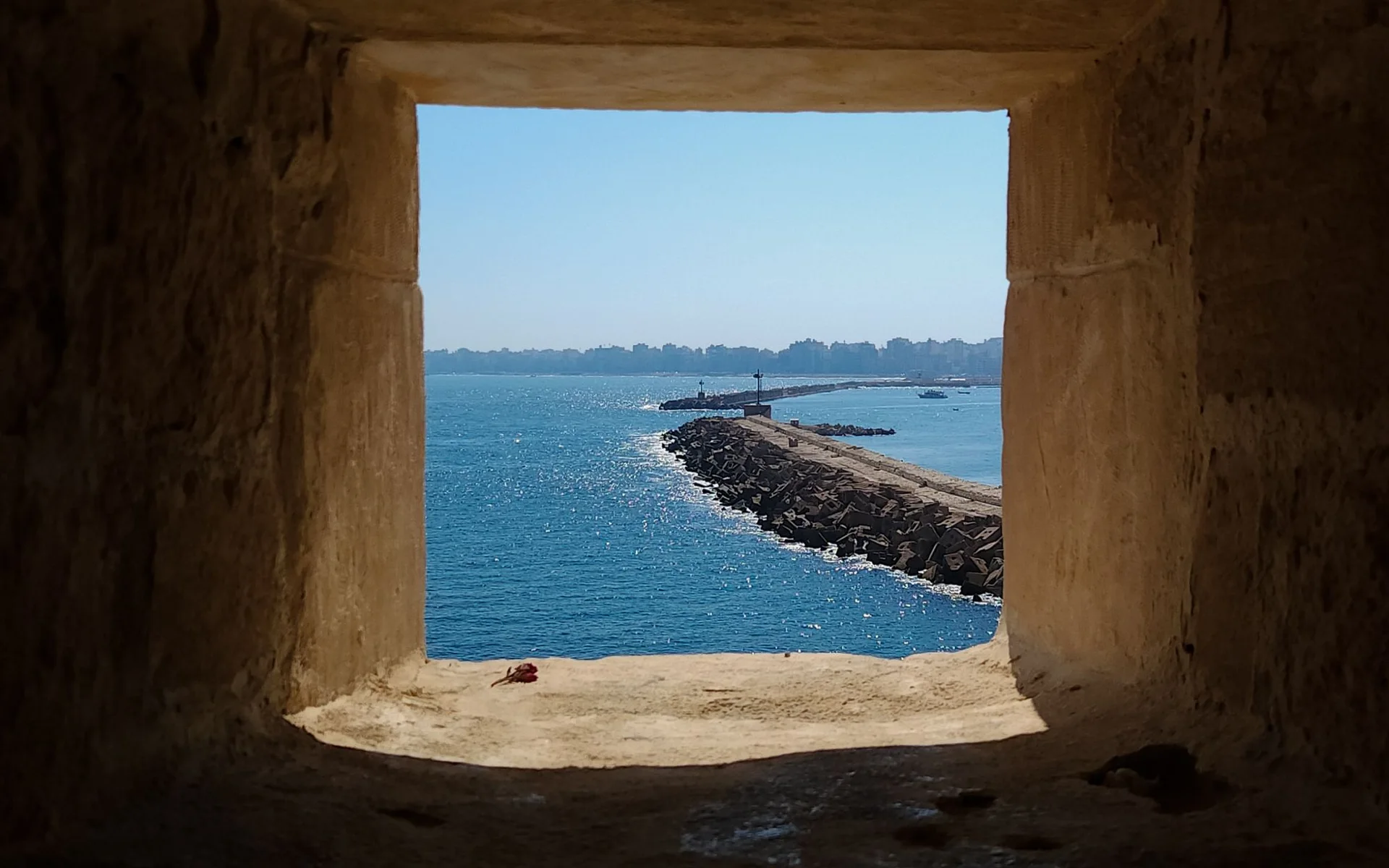 Utsikt över havet i Alexandria genom ett historiskt stenfönster