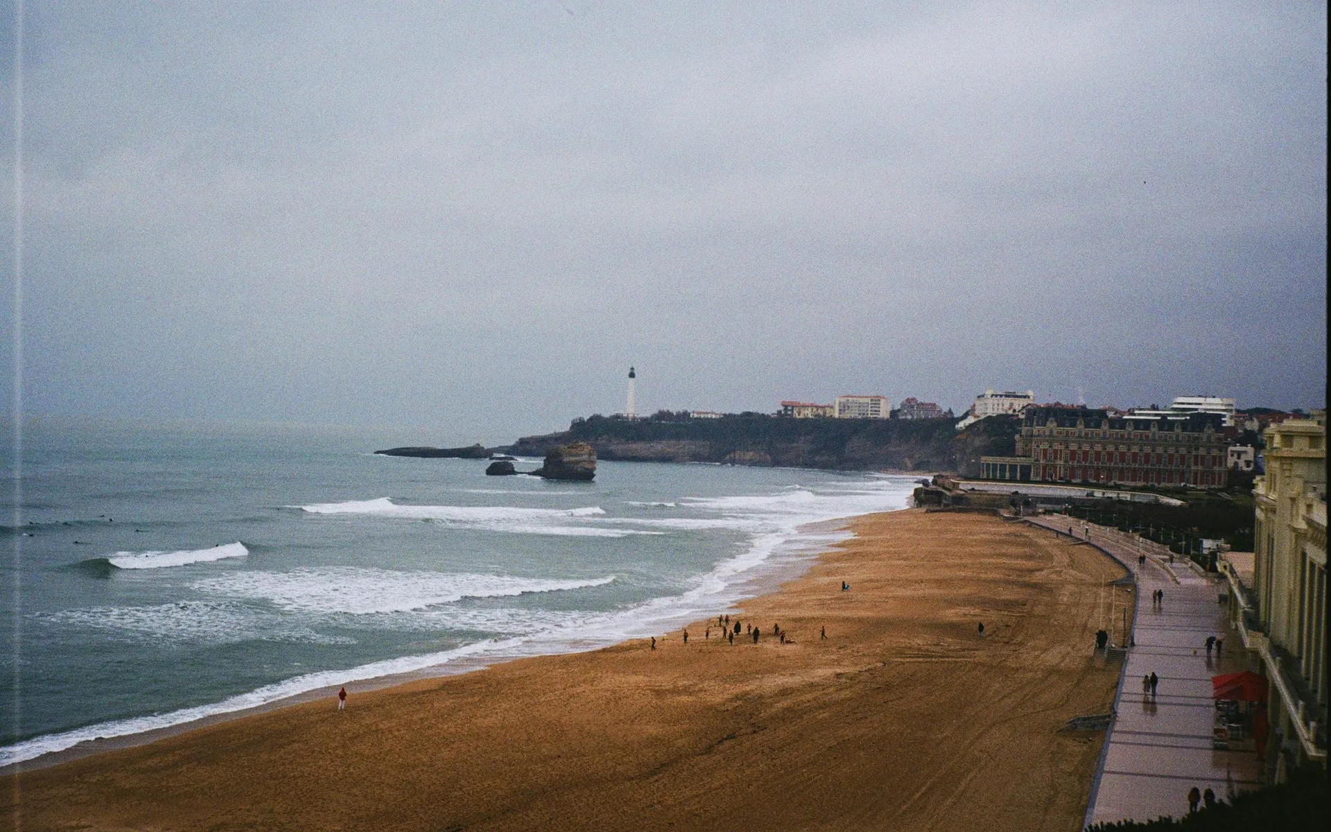Stranden och fyren i Biarritz vid Atlantkusten