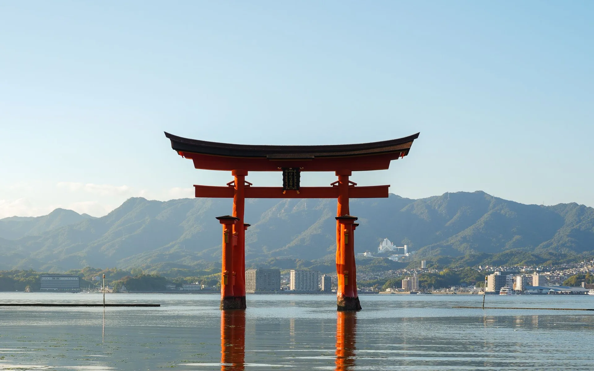 Torii vid Itsukushima-helgedomen över vattnet