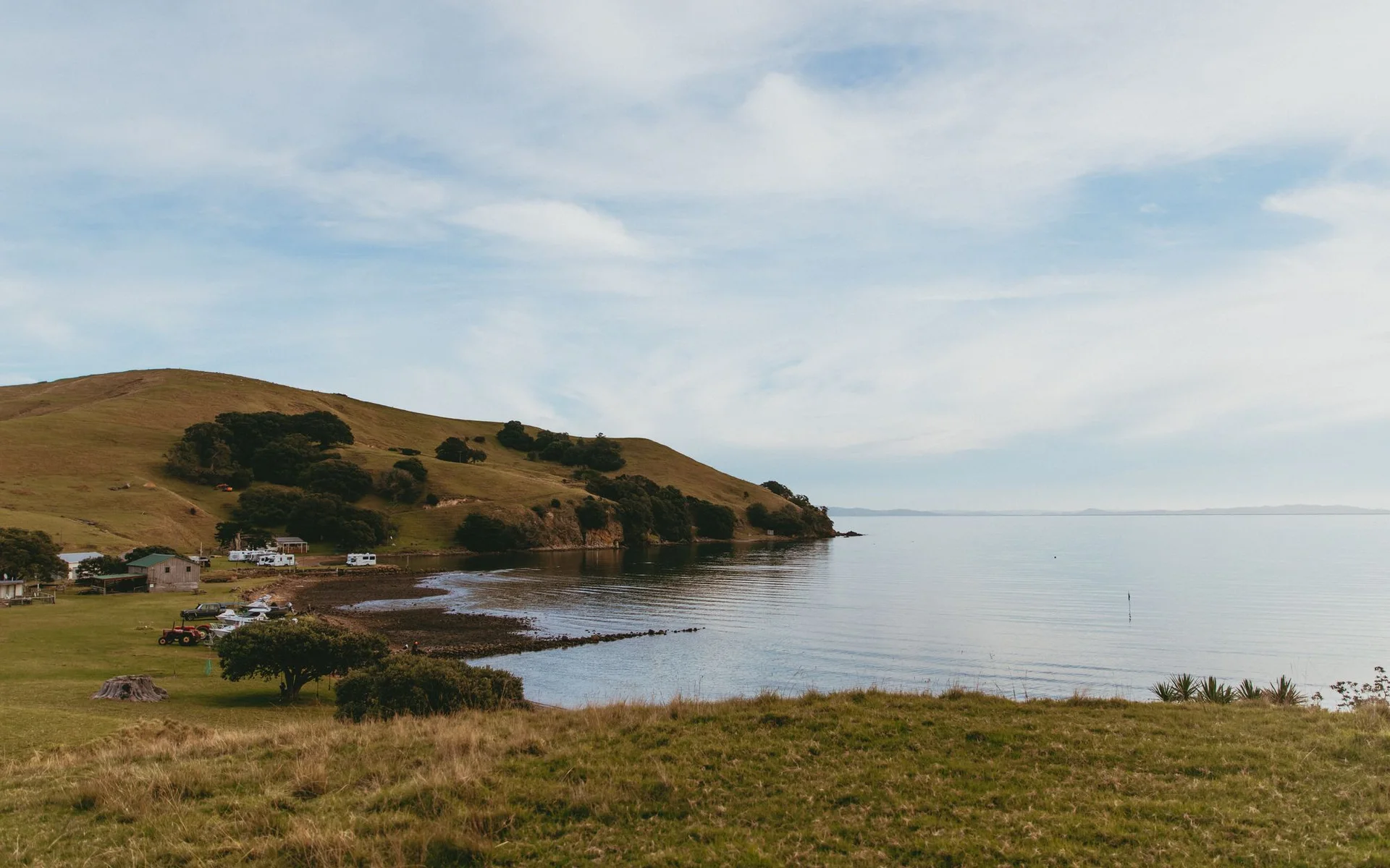 Kullar och en lugn vik nära Kereta i Nya Zeeland