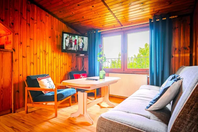 BookNoFees: En lugn lägenhet i trä med terrass och trädgård – Jarosławiec