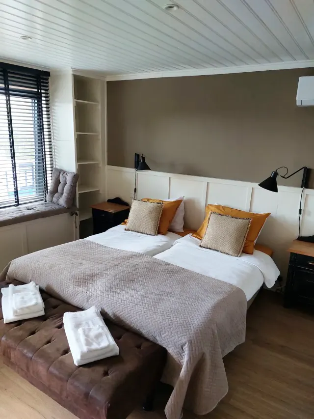 BookNoFees: Ett karaktärsfullt privat rum för två personer med luftkonditionering – Oost Souburg