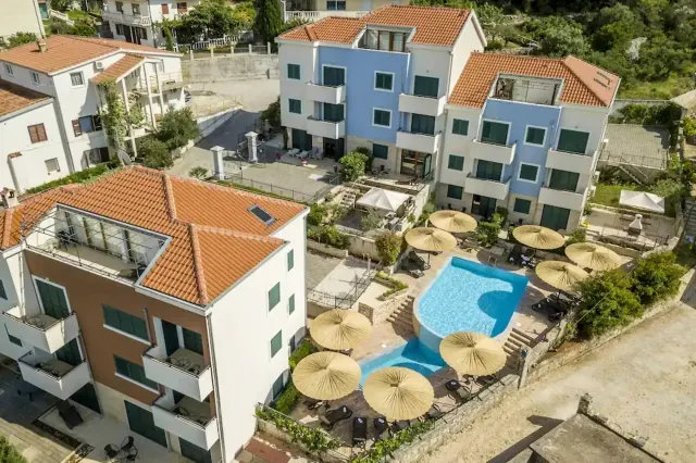 BookNoFees: Lugnt semesterboende med pool och trädgård – Slatine
