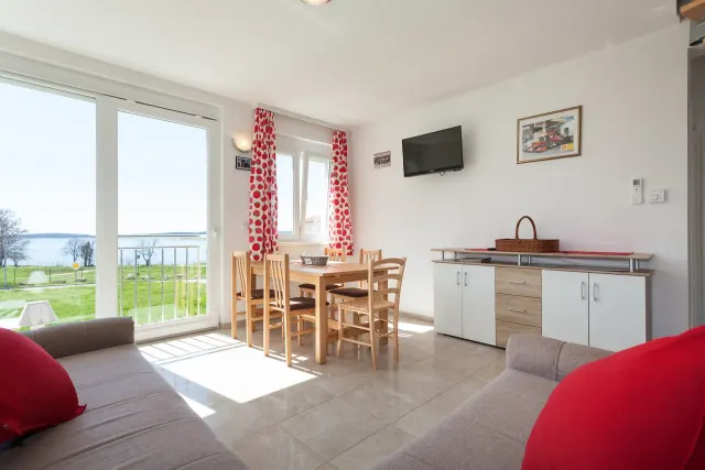 BookNoFees: Övre våningen i en strandvilla med takterrass, belägen i första raden vid badstranden. – Medulin