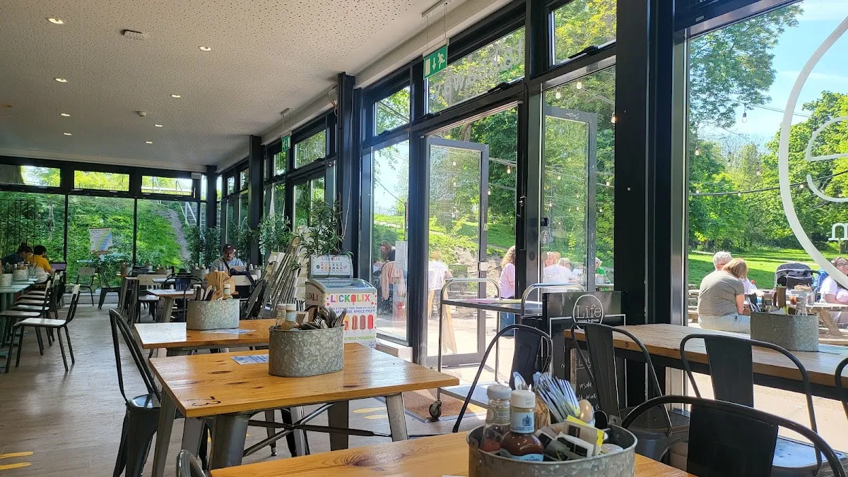 BookNoFees: Kafé – Brown And Green Life – London – Brunt och grönt liv, bild 1