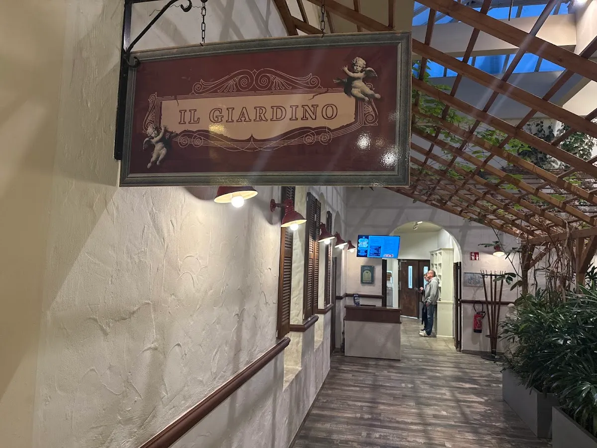 BookNoFees: Restaurang – Il Giardino – Medebach – Trädgården, bild 1