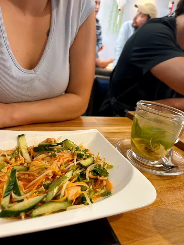 BookNoFees: Snackbar – Good morning Vietnam – Aachen – Restaurang med en rätt bestående av nudlar och grönsaker samt ett glas iste, bild 5