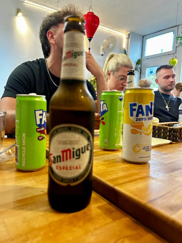 BookNoFees: Snackbar – Good morning Vietnam – Aachen – Restaurang med San Miguel och Fanta på bordet, bild 3