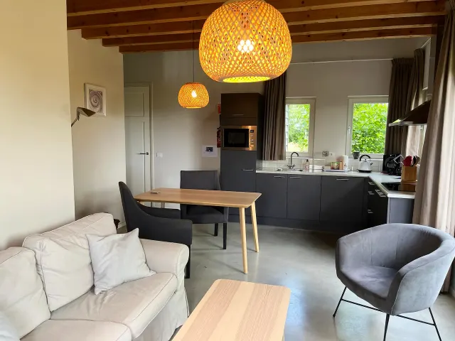 BookNoFees: Mysigt tiny house med terrass och trädgård – Schoondijke