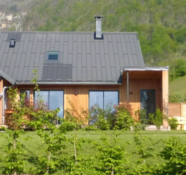 BookNoFees: semesterboende i St Pierre D'albigny – Semesterhus i trä med plåttak, stora fönster och bergen i bakgrunden