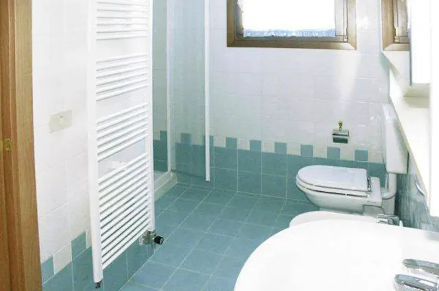 BookNoFees: semesterboende i Cavallino-Treporti, Italien – ett badrum med toalett och handfat i Sunny Apartment On The Sea i Cavallino-Treporti