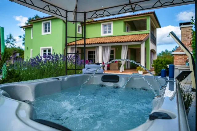 BookNoFees: Villa Branka med pool, bubbelpool och lekplats – Rakalj
