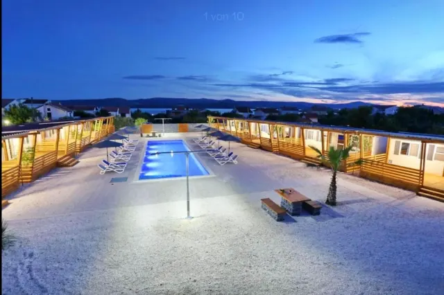 BookNoFees: Lugnt hus i husvagnsstil med gemensam pool – Turanj