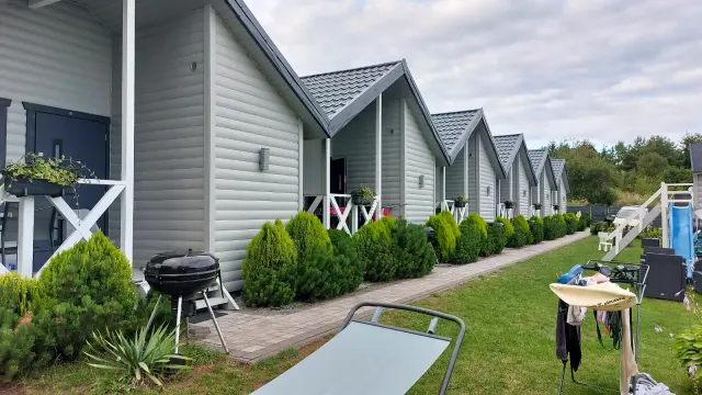 BookNoFees: Ett lugnt trähus med bastu och terrass – Jarosławiec