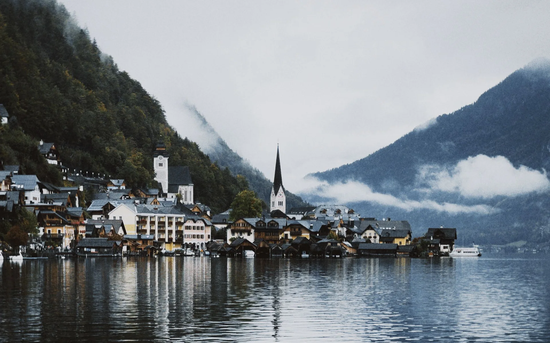Hallstatt vid sjön mellan molniga berg
