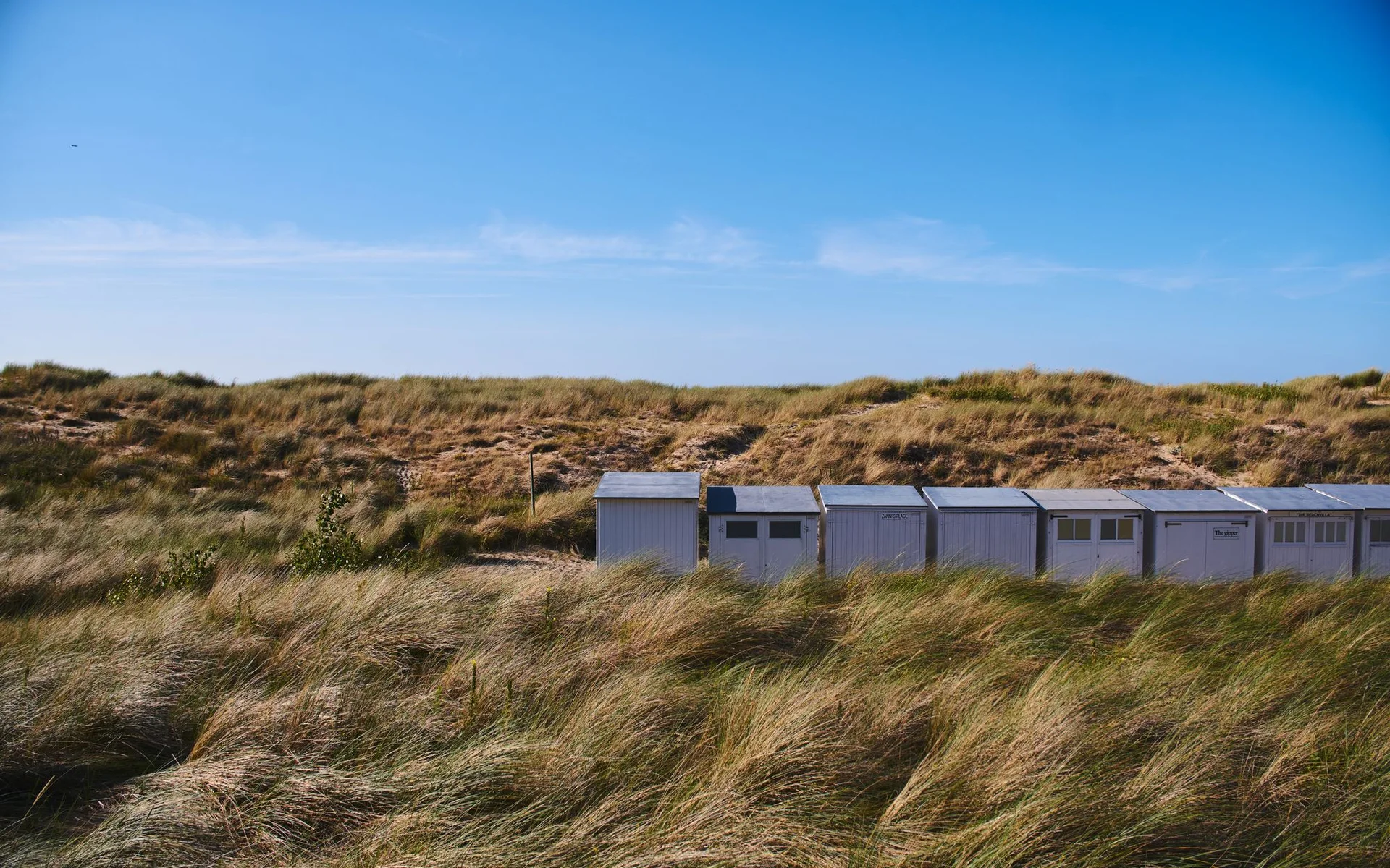 Rantatalot dyynien keskellä Knokke-Heistissä