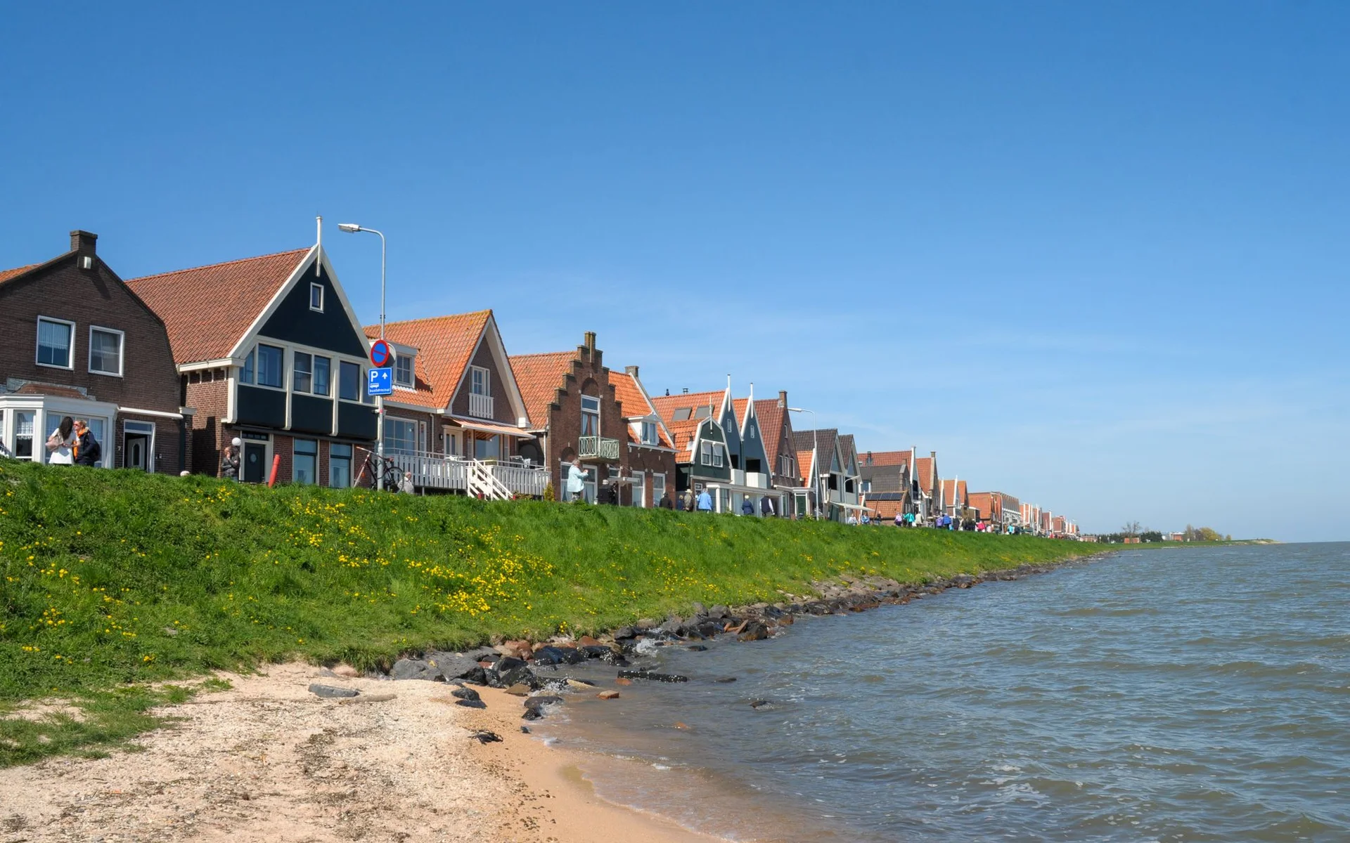 Historiska hus vid stranden i Volendam