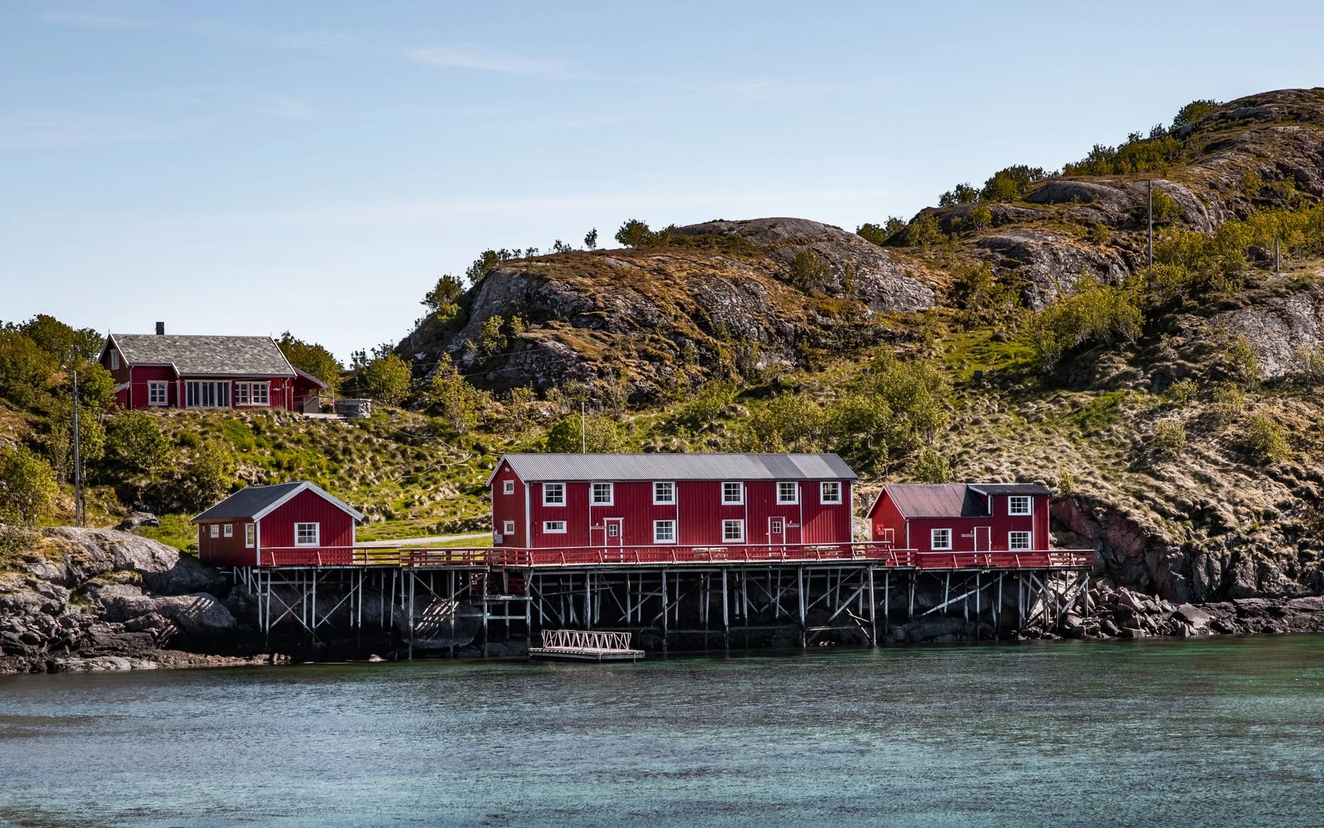 Punaiset talot veden äärellä Nordlandissa, Norjassa