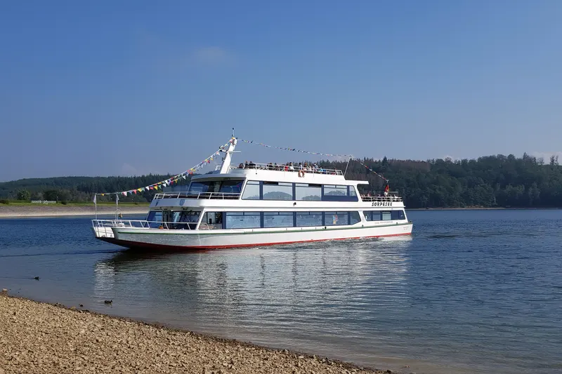 MS Sorpesee -matkustaja-alus Sundernin lähellä sijaitsevalla järvellä; vastarannalla näkyy metsää