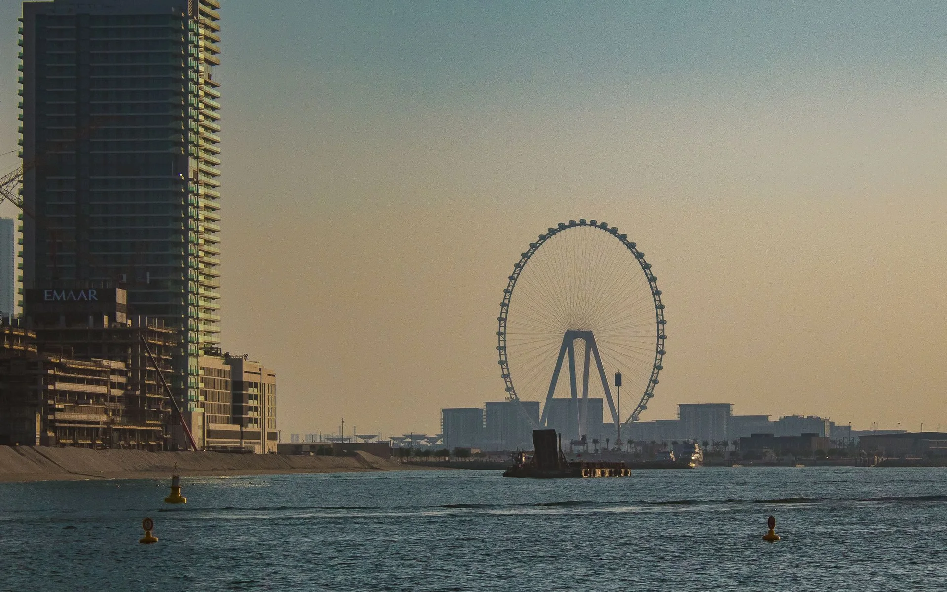 Dubais skyline med pariserhjul vid solnedgången